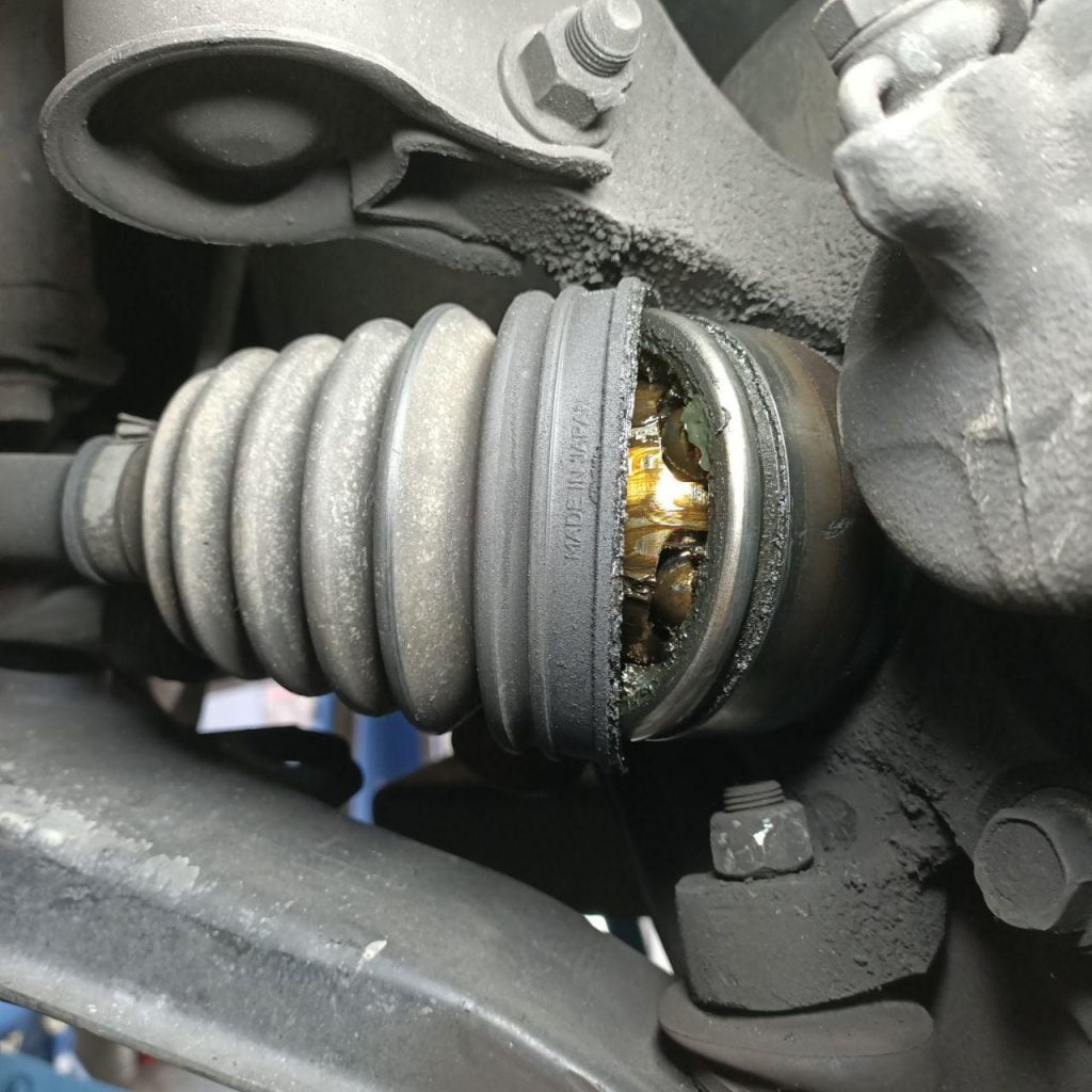 Keadaan aci pemacu atau drive shaft yang telah rosak