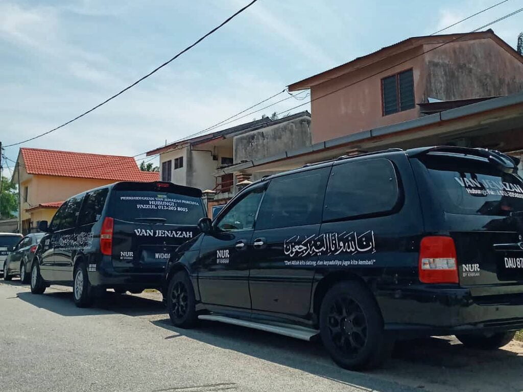 Perkhidmatan van jenazah percuma disediakan oleh Noorkhiriah dan suami