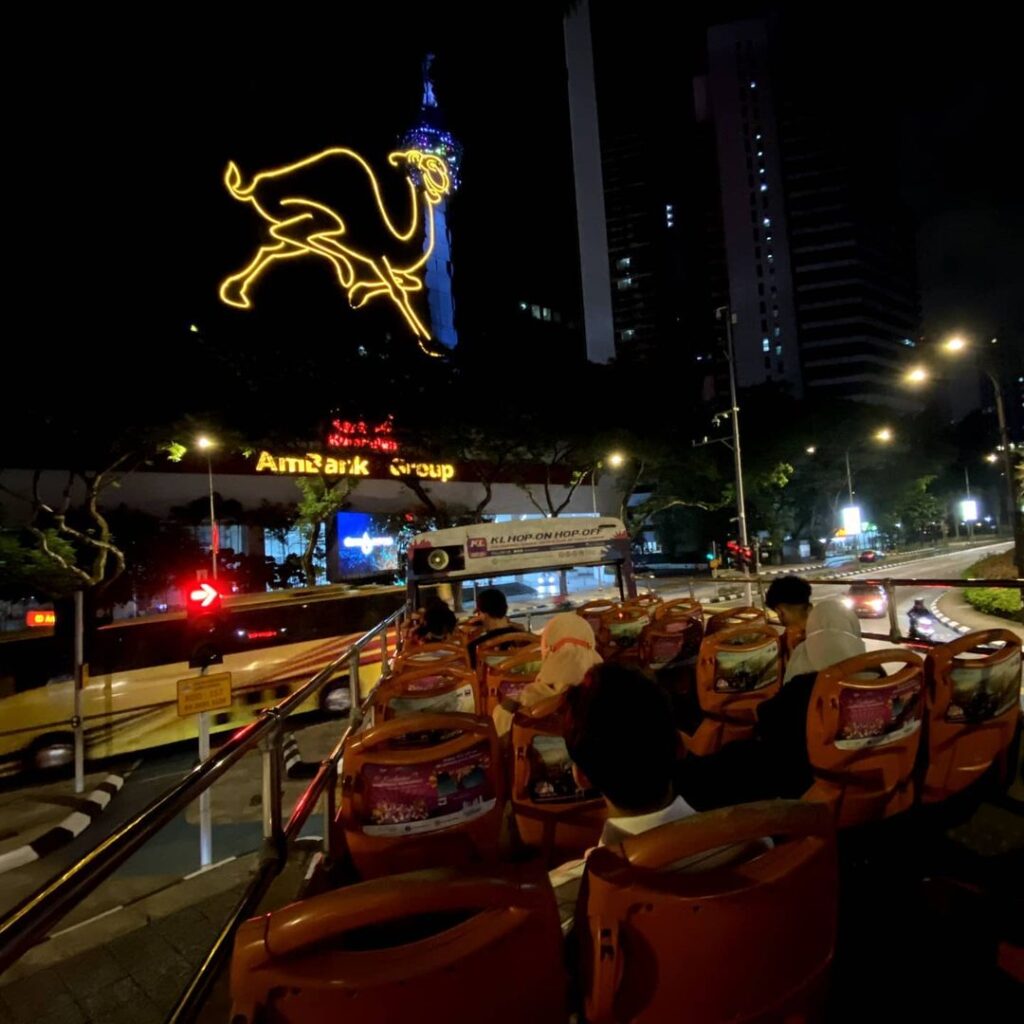 Warga Malaysia boleh mencuba tour malam menaiki bas KL HOHO bagi merasai pengalaman luar biasa sebagai pelancong