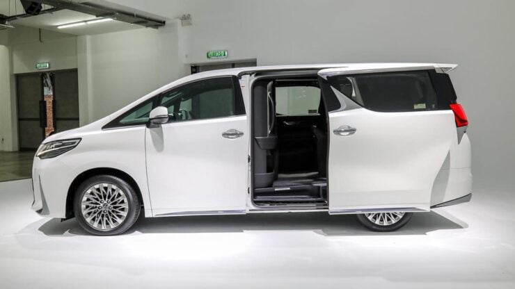 Lexus LM 350 serlahkan kemewahan di atas jalan raya