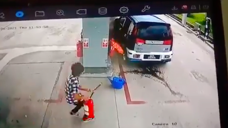 Sebuah kenderaan dijilat api ketika sedang diisi minyak di sebuah stesen minyak dekat Sandakan, Sabah