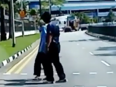 Tindakan seorang pemandu lori membantu lelaki warga emas melintas jalan dipuji ramai