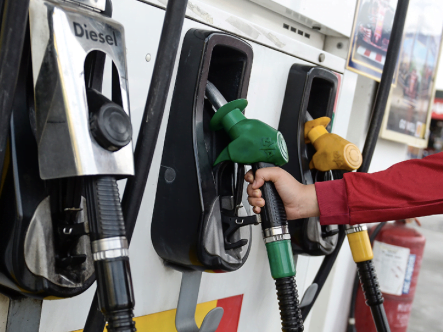 Harga petrol RON97 turun tiga sen seliter mulai esok. - Foto oleh Miera Zulyana