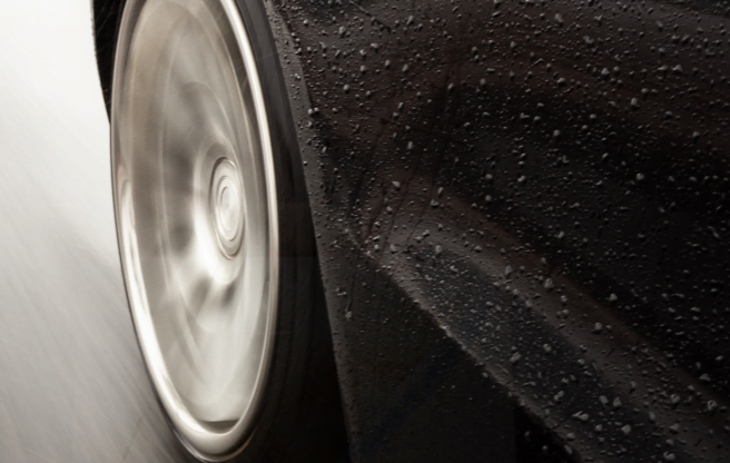 Elak memandu dengan kelajuan tinggi ketika atau selepas hujan bagi mengelak kejadian tidak diingini berlaku