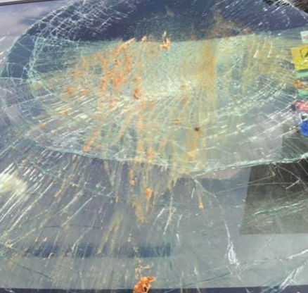 Tindakan pihak tidak bertanggungjawab membuang sampah dari sebuah flat menyebabkan cermin kenderaan seorang penduduk pecah