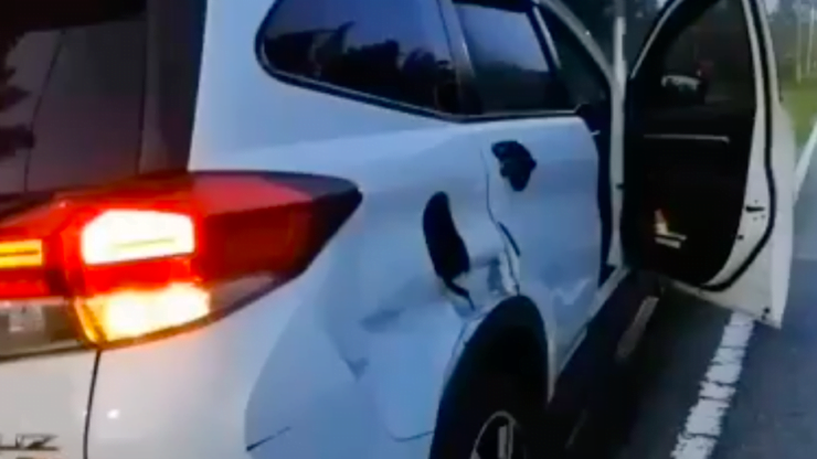 Kenderaan utiliti sukan (SUV) seorang pemandu wanita kemek akibat bergesel dengan sebuah lori