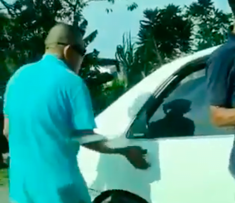 Tindakan empat individu memecahkan cermin sebuah kenderaan tular di media sosial