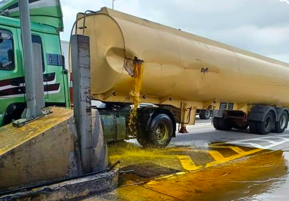 Kelihatan sebuah lori tangki membawa muatan minyak sawit bocor akibat terlanggar penghadang besi di Plaza Tol Juru, Pulau Pinang
