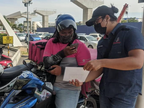 Penunggang p-hailing berdepan risiko tinggi saban hari ketika berada di jalan raya. - Foto ihsan Facebook/Persatuan Penghantar P-Hailing Malaysia
