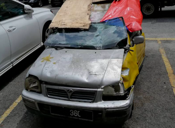 Keadaan kereta Kancil ini bukan sahaja mencacatkan pemandangan malah mengundang bahaya kepada orang ramai