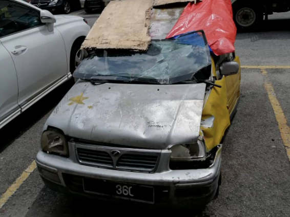 Keadaan kereta Kancil ini bukan sahaja mencacatkan pemandangan malah mengundang bahaya kepada orang ramai