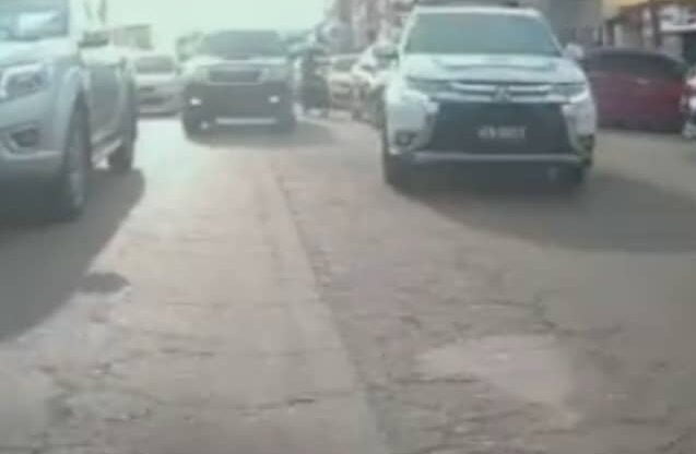 Insiden sebuah kenderaan ditahan polis kerana mengikuti ambulans terlalu rapat tular di media sosial