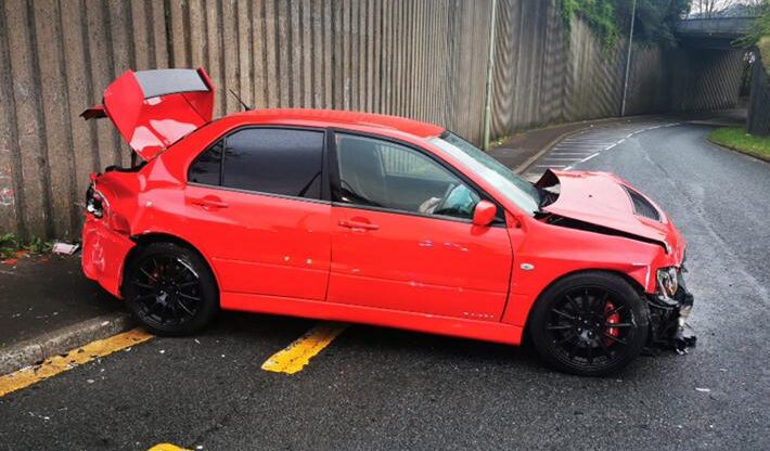 Sebuah kereta Mitsubishi Lancer Evolution 9 remuk selepas terbabit dalam satu kemalangan