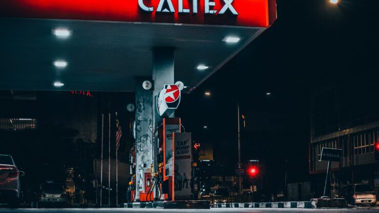 Stesen minyak kini dibenar beroperasi dari jam 6 pagi hingga 12 malam. - Foto ihsan Unsplash/Deva Darshan