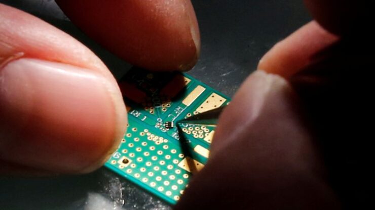 Cip semikonduktor merupakan antara komponen penting dalam pembuatan kereta. - Foto ihsan Foto ihsan Unsplash