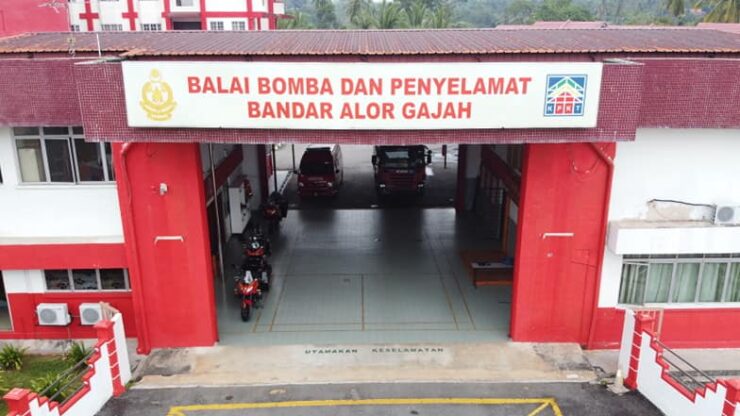 Balai Bomba dan Penyelamat (BBP) Masjid Tanah menerima panggilan kecemasan kira-kira jam 6.40 petang, semalam