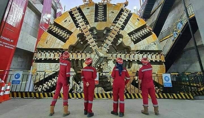 Kereta api berkelajuan tinggi Jakarta - Bandung antara kebanggaan terbaharu Indonesia. - Foto ihsan Facebook/SouthEast Asia Infrastructure