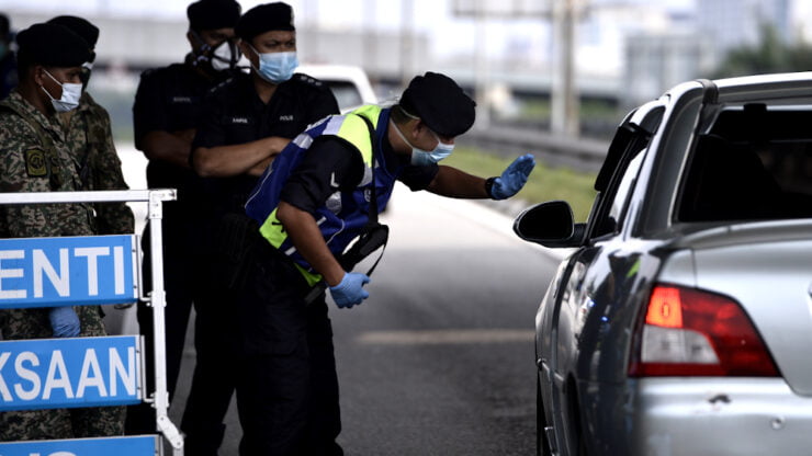 Sekatan jalan raya diadakan oleh pihak polis bagi memastikan orang ramai mematuhi prosedur operasi standard ditetapkan kerajaan
