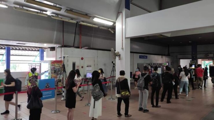 Penumpang sedang beratur menunggu giliran untuk menaiki tren pada 21 Mei lalu. - Foto ihsan Facebook/Rizal Hakimm