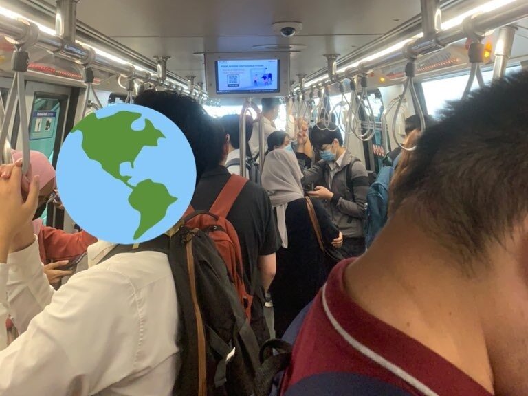 Kelihatan penumpang dalam keadaan sesak yang didakwa berlaku di dalam tren Transit Aliran Ringan (LRT), hari ini
