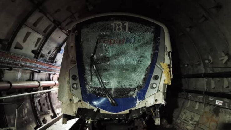 Keadaan salah sebuah tren yang terlibat dalam kemalangan tempoh hari