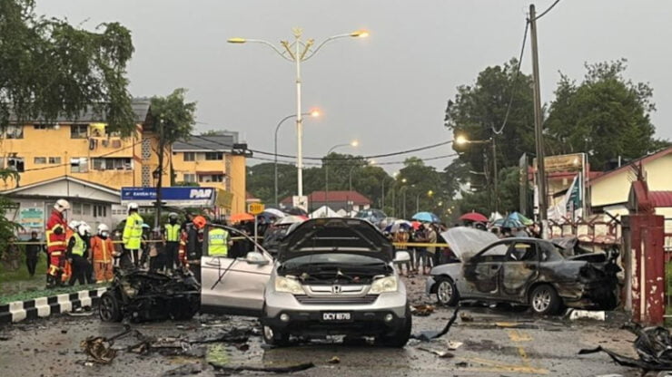 Lima kenderaan rosak teruk termasuk sebuah Proto Iswara terbelah dua dalam satu kejadian letupan di Kota Bharu, semalam