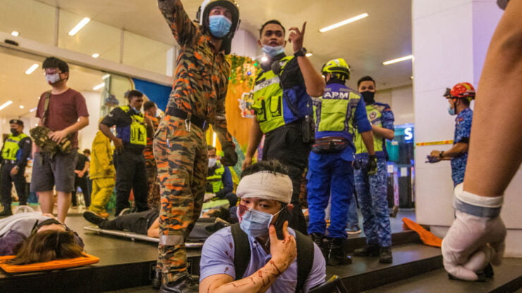 Seorang penumpang kelihatan cedera selepas tren dinaiki berdepan kemalangan, malam ini