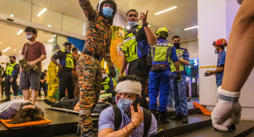 Seorang penumpang kelihatan cedera selepas tren dinaiki berdepan kemalangan, malam ini