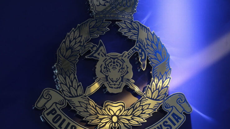 Polis sebelum ini meminta orang ramai tidak menyekat aliran jalan raya kerana ia merupakan satu kesalahan trafik. - Foto oleh Ahmad Zamzahuri