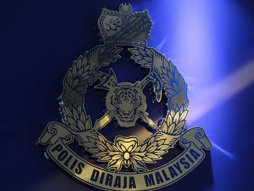 Polis sebelum ini meminta orang ramai tidak menyekat aliran jalan raya kerana ia merupakan satu kesalahan trafik. - Foto oleh Ahmad Zamzahuri