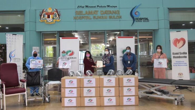 Perodua memberi sumbangan kepada Hospital Sungai Buloh pada semalam