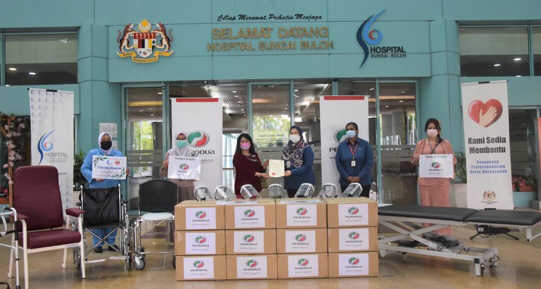 Perodua memberi sumbangan kepada Hospital Sungai Buloh pada semalam