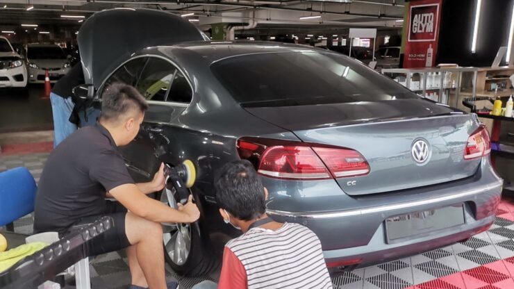 Proses car detailing sedang dilakukan pekerja sebuah spa kenderaan. - Foto ihsan Facebook/Star Auto Detailing