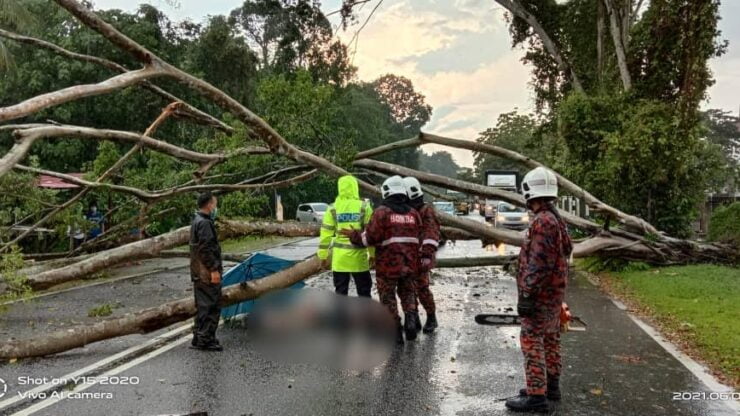 Anggota Bomba dan Penyelamat Tanjung Malim tiba di lokasi kejadian untuk kerja menyelamat