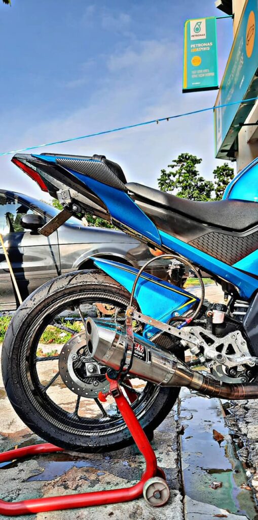 Jentera R15 kelihatan lebih 'garang' tanpa mudguard belakang