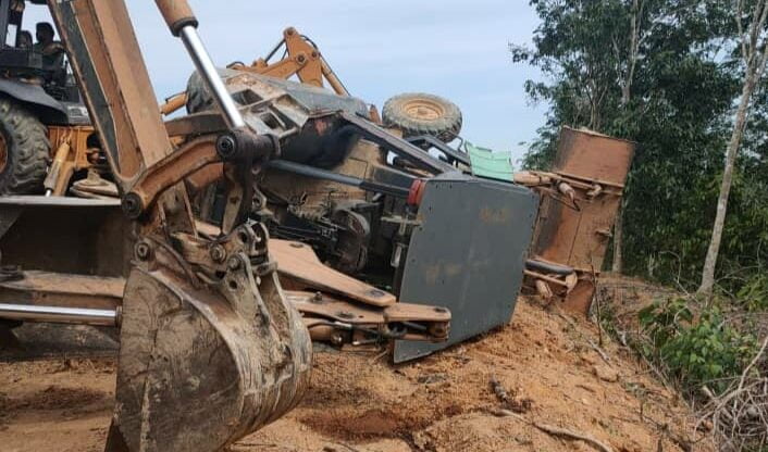 Keadaan sebuah jengkaut yang terbalik selepas menghempap seorang lelaki di Alor Gajah, Melaka. - Foto ihsan Facebook/Melaka Hari Ini