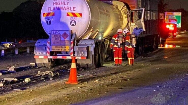 Pasukan bomba sedang melakukan kerja menyelamat mangsa tersepit dalam sebuah lori, semalam. - Foto ihsan Facebook/Viral Perak