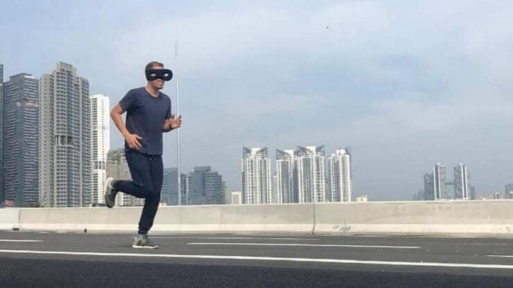 Malang tidak berbau. Tindakan lelaki ini berjogging di kawasan lebuh raya yang masih dalam pembinaan amat berbahaya! - Foto ihsan Facebook/Brainless Malaysia Driver Edition