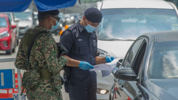 Anggota keselamatan sedang melakukan pemeriksaan jalan raya. - Foto oleh Shafwan Zaidon