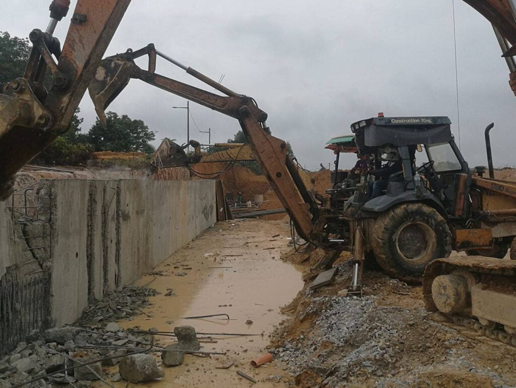 'Backhoe' sedang melakukan kerja pembinaan
