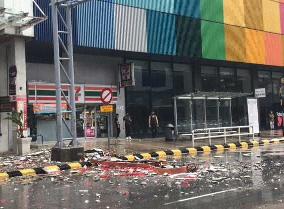 Bumbung kaca sebuah hotel pecah dipercayai akibat ditimpa batu