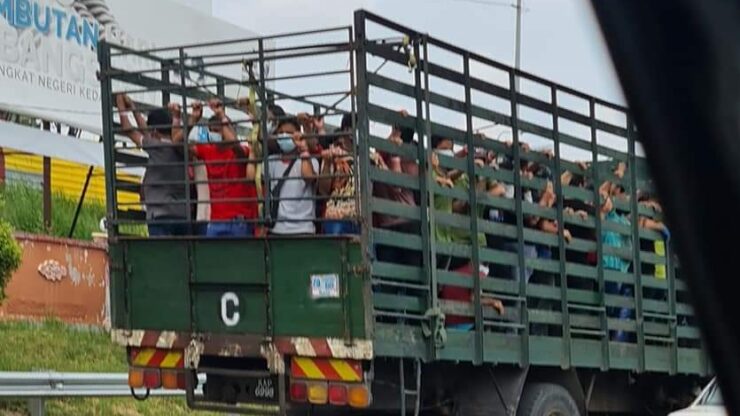 Kelihatan sekumpulan warga asing sesak menaiki sebuah lori dipercayai di Sungai Petani, Kedah