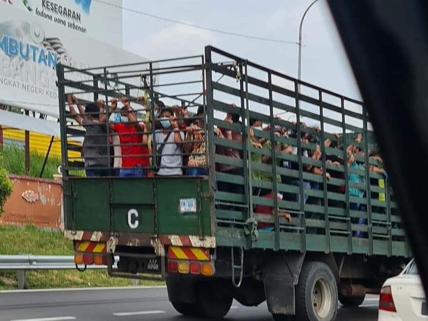 Kelihatan sekumpulan warga asing sesak menaiki sebuah lori dipercayai di Sungai Petani, Kedah