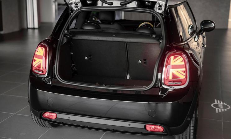 Ruangan belakang yang sesuai untuk si bujang atau 'weekend car'