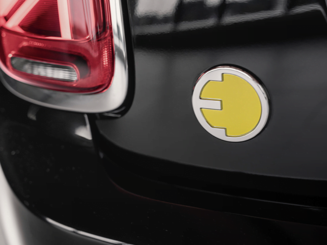 Hanya kurang 30 minit untuk pengecasan sehingga mencapai 80 peratus kuasa bateri