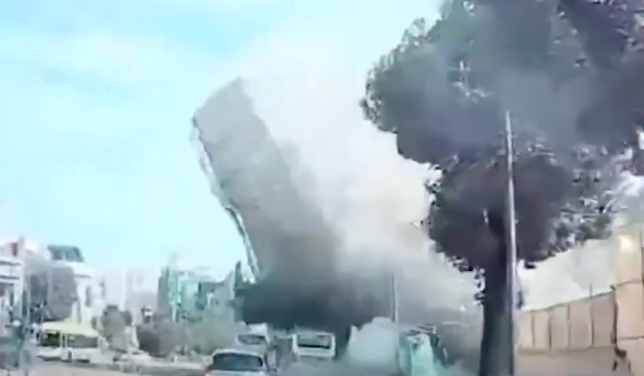 Sebuah bangunan runtuh mengenai bas yang mengorbankan sembilan nyawa di Korea Selatan