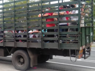 Sebuah lori ditahan polis kerana membawa pekerja positif Covid-19 tanpa langkah keselamatan sewajarnya