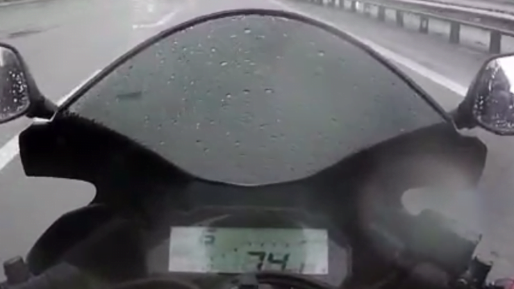 Hujan lebat dan tumpahan minyak dipercayai menjadi faktor utama kemalangan seorang penunggang motosikal. - Foto ihsan Azrishah Rohanan