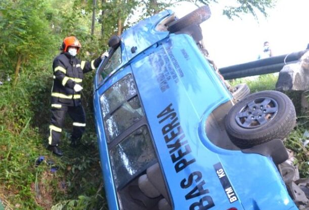 Sebuah van kilang terbabas ke dalam sebuah parit dalam satu kejadian di Seremban, Negeri Sembilan. - Foto ihsan bomba