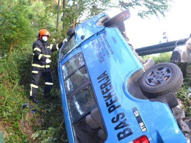 Sebuah van kilang terbabas ke dalam sebuah parit dalam satu kejadian di Seremban, Negeri Sembilan. - Foto ihsan bomba